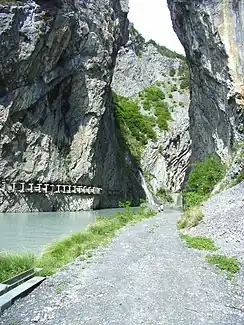 Ausgang der Lizerne-Schlucht am Kraftwerk von Ardon mit den Resten einer Suone
