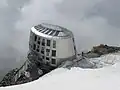 Hangaufwärts hinter der Hütte befindet sich eine Einrichtung zur Wassergewinnung durch Schmelzen von Schnee.
