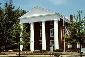 Greene County Courthouse in Greensboro (2004). Das Courthouse entstand 1849 im Stile des Greek Revival („Griechisches Wiederaufleben“). Im Jahr 1938 wurden zwei Flügel ergänzt und später ein drittes Stockwerk für die örtliche Freimaurerorganisation. Im September 1980 wurde das Greene County Courthouse in das NRHP eingetragen.