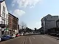 Blick aus Vaals (Niederlande) auf den Beginn der B&nbsp;1 an der deutsch-niederländischen Grenze (hinten links: die inzwischen abgerissene ehemalige Grenzstation)