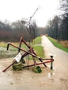 Neue Brücke bei Nädlershorst mit Skulptur Grenzen überwinden