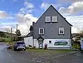 Haus Großsporkert 3 mit Schieferschmuck und Heimatwandbild
