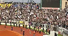 Partizan-Fans feiern auf der Tribüne 2005 den 19. Meistertitel