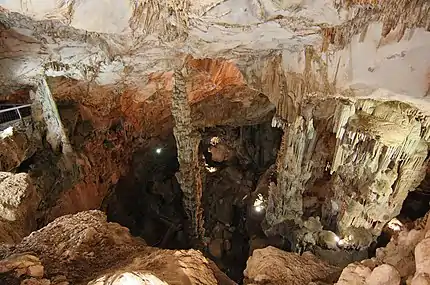 Der Stalagnat in der Mitte der Grotta di Ispinigoli ist mit 38 m Höhe der größte Tropfstein Europas