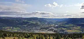 Blick auf Vinstra, den Lågen und das Gudbrandsdalen