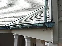 Halbrunde Dachrinne an einem Altbau (Kupfer)