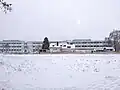 Blick von der Lerchenauerstraße auf die Schule