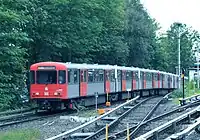 Doppeltraktion aus Fahrzeugen des Typs DT3 der U-Bahn&nbsp;Hamburg; Verbindung der Wagen durch Jakobs-Drehgestelle