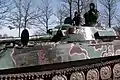 Angehörige der 4.&nbsp;Garde-Brigade HVO in einer von Serben erbeuteten mobilen 122-mm-Panzerhaubitze (russische 2S1&nbsp;„Gvozdika“)