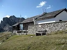 Forschungsstation und Amateurfunkerhütte (links)