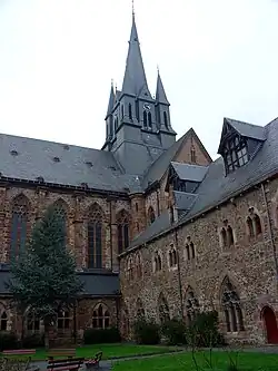 Fenster des Konventsgebäudes u. nördl. Kreuzgangflügel frühgotisch, östlicher Kreuzgangflügel und Kirchenfenster hochgotisch.