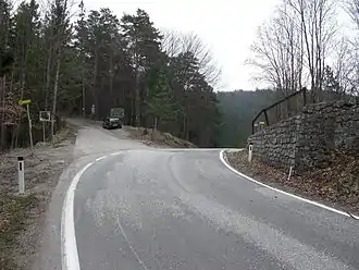Passhöhe Auf dem Hals: Abzweigung der zum Waxeneckhaus führenden Forststraße
