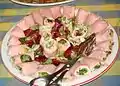 Schinkenröllchen-Abschnitte (aus Kochschinken, gefüllt mit grünen Bohnen und Remoulade)