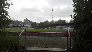 Stadion in Richtung Sportzentrum West; rechts: Haupttribüne (2016)