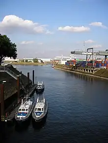 Die Duisburg-Ruhrorter Häfen sind der größte Binnenhafen Europas: Einfahrt in den Süd- und ehemaligen Nordhafen (September 2006)