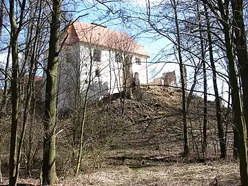 Ansicht des Kirchengebäudes aus dem Tal