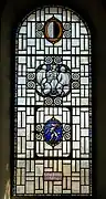 Chorfenster rechts: Wappen von Burgdorf und Stifterwappen, biblische Szene Jesus und zwei Jüngern in Emmaus