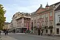 Die Neunkirchner Straße beginnt zwischen Nr.&nbsp;29 (zurzeit Baustelle) und Rathaus