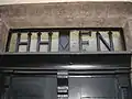 Initialen am Eingang des Herrenhauses