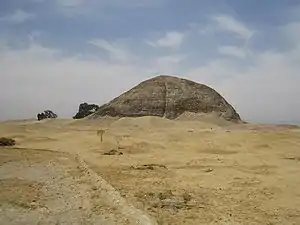 Ostseite der Pyramide Amenemhets III. in Hawara