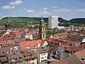 Das Hochhaus überragt die wiederaufgebaute Altstadt