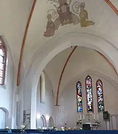 Innenraum nach Osten mit Fresko aus den 15.&nbsp;Jahrhundert und Chorfenstern von 1963
