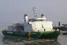 Der deutsche Zollkreuzer Helgoland (ein SWATH-Schiff) beim Einlaufen in den Hafen von Cuxhaven