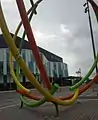 Vor der Halle steht das Kunstwerk Sfär (deutsch Kugel) vom Künstler Lars Englund (Mai 2013)
