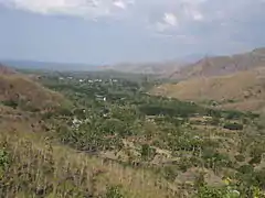 Blick über den Suco Hera mit der gleichnamigen Bucht und dem Ponta Hatomanulaho im Hintergrund