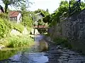 Der Hergstbach. Die Brücke im Hintergrund wurde beim Hochwasser 1993 weggerissen.