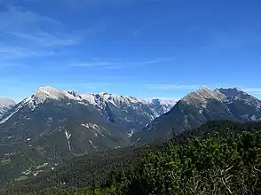 Das Hinterautal aus Westen, links die Hinterautal-Vomper-Kette, rechts der Hohe Gleirsch in der Gleirsch-Halltal-Kette