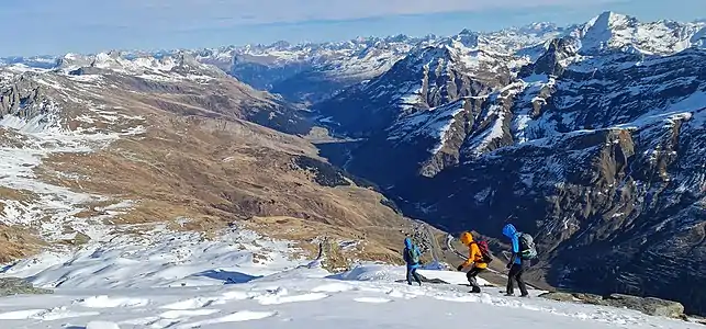Der Blick nach Osten ins Rheinwald, im Vordergrund der Ort Hinterrhein.