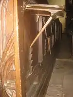 Hochgeklapptes Lesepult an der Rückwand eines Sitzes in Segment&nbsp;C.
