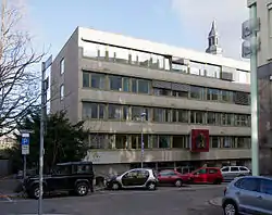 Verwaltungsgebäude mit Haupteingang