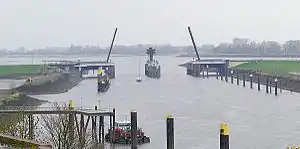 Das Huntesperrwerk bei der Einmündung der Hunte (vorne) in die Weser (hinten)