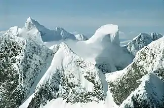 Gipfel in Hurrungane in verschneitem Zustand, gesehen vom „Storen“: Store Ringstind (2124 moh.) links und Store Austanbotntind (2204 moh. rechts)