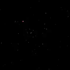 Der offene Sternhaufen der Hyaden mit dem hellen Roten Riesen Aldebaran (α&nbsp;Tauri).
