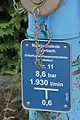 Hinweisschild für einen Überflurhydranten in Payerbach mit der Nr. 11 mit einem Druck von 8,6&nbsp;bar; Fördermenge von 1930 l/min und der sich 0,6 Meter vor diesem Schild befindet.