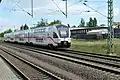 Schnellzüge auf den neuen Umgehungsgleisen mit durchfahrendem Stadler KISS2 4118