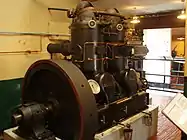 2-Zylinder Zweitakt-Glühkopfmotor 70&nbsp;PS, max. 325&nbsp;min−1 (W.H. Allen & Sons, 1923)