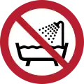 P026: Verbot, dieses Gerät in der Badewanne, Dusche oder über mit Wasser gefülltem Becken zu benutzen