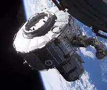 Installation des Schleusenmoduls Quest an der ISS während STS-104