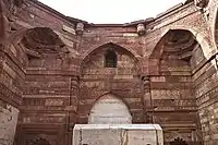 Iltutmishs Mausoleum, innere Wände mit kalligrafischen Mustern