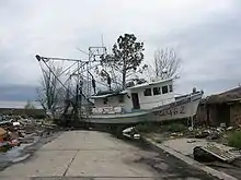 An Land geschwemmtes Boot