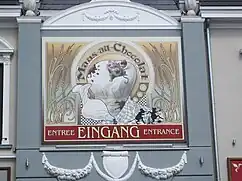 Das Schild über dem Eingang