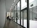 Flur mit Fensterfront zu einem Lichthof