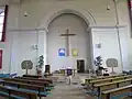 Blick in die Liturgiezone mit Chorbogen