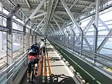 Rad- und Fußweg im Inneren der Brücke