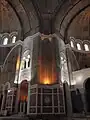 Steinerne Biforien und Teile der Wandverkleidung der Kirche