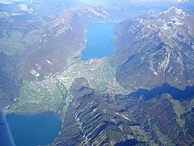 Aus 4000 m Höhe, unten der Thunersee, oben der Brienzersee